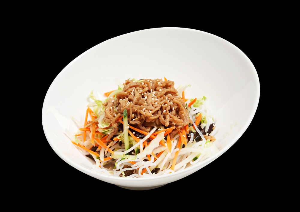 Паназиатский салат с рисовой лапшой и свининой